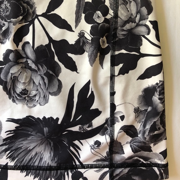 Lululemon aria tank in brisk bloom black/white - Picture 7 of 13